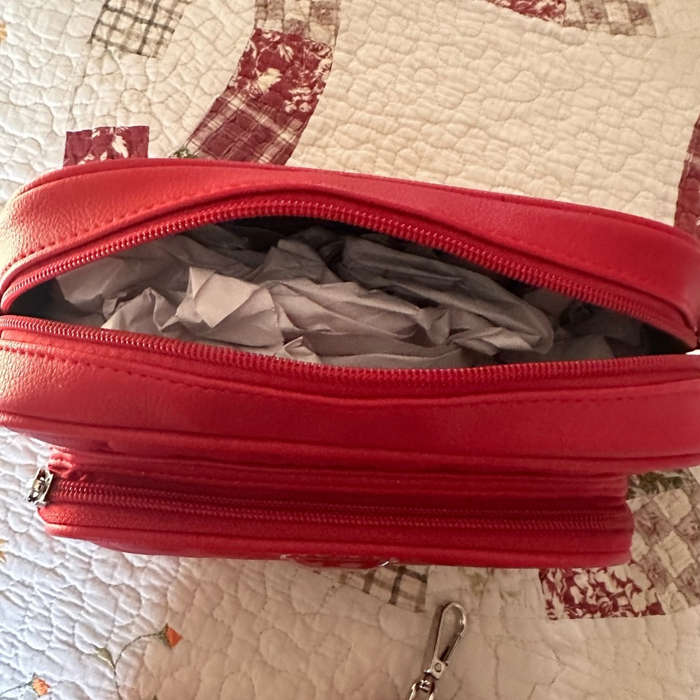 NWT Betsy Johnson Red Heart Quilted Crossbody Bag - Picture 5 of 9